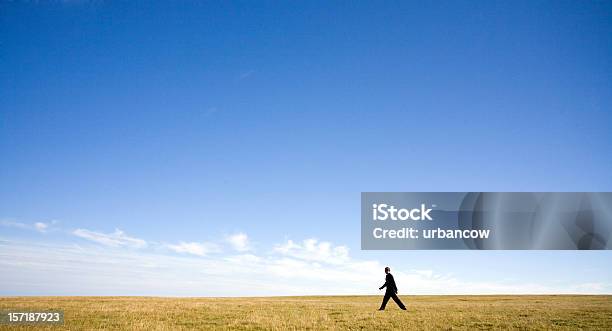 Mann In Landschaft Stockfoto und mehr Bilder von Abgeschiedenheit - Abgeschiedenheit, Anzug, Eine Person