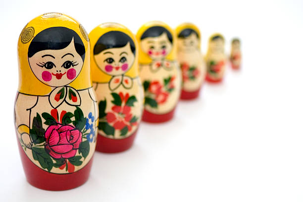 russische spielzeug in line - russian nesting doll small group of objects wood doll stock-fotos und bilder