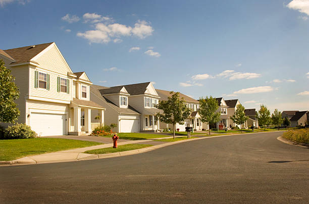 Beautiful Suburbia a suburban street full of houses in Minnesota street stock pictures, royalty-free photos & images