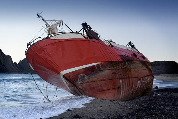 relitto di nave - storm sailing ship sea shipwreck foto e immagini stock