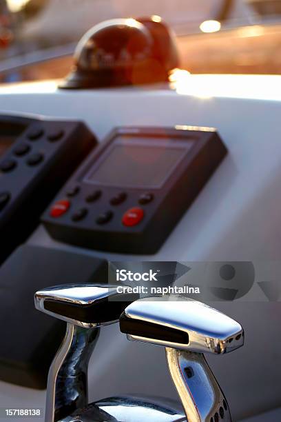 Bússola E Controlo Da Velocidade De Cruzeirocolor - Fotografias de stock e mais imagens de Alavanca - Alavanca, Barco a Motor - Embarcação de Lazer, Barco à Vela