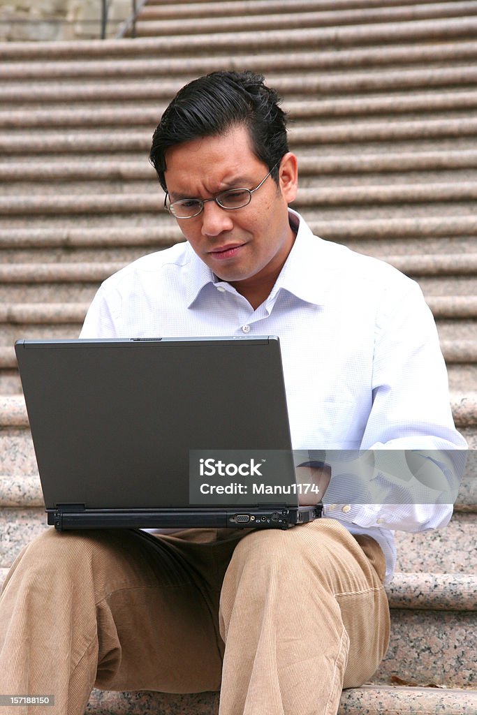 Homem concentrado, trabalhando em seu computador portátil - Royalty-free Adulto Foto de stock