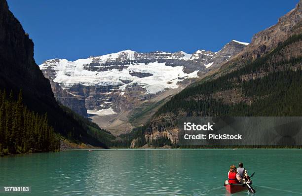 Para W Kajak Na Jezioro Louise Banff - zdjęcia stockowe i więcej obrazów Jezioro Louise - Jezioro Louise, Alberta, Banff