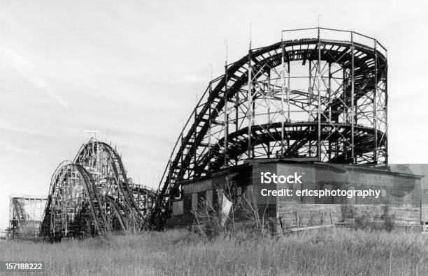 Photo libre de droit de Montagnes Russes De Coney Island Dans Létat De New York banque d'images et plus d'images libres de droit de Montagnes russes