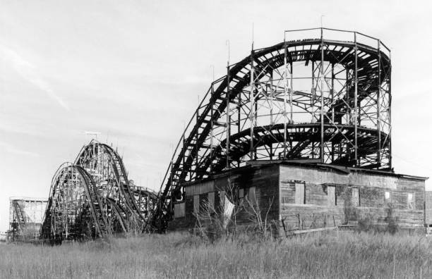 늙음 롤러코스터 in 코니 아일랜드, 뉴욕 - rollercoaster wood railroad track nobody 뉴스 사진 이미지