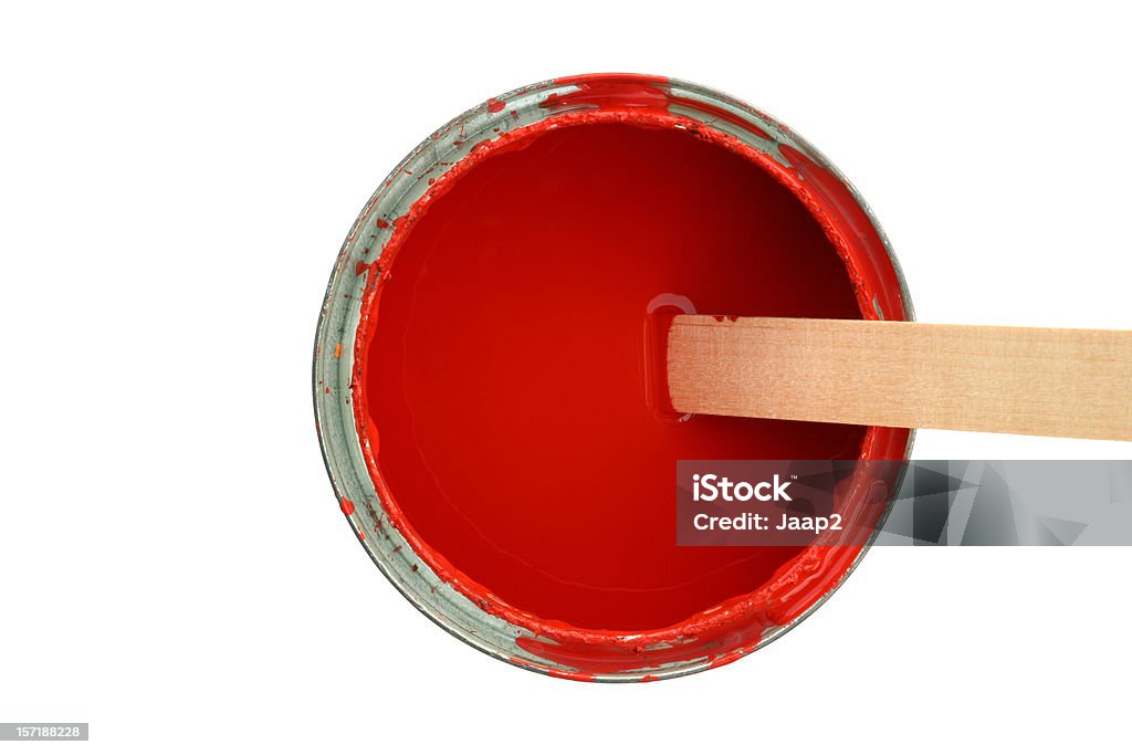 Ouvert de taille moyenne peut en bois peinture rouge et agitateur - Photo de Pot de peinture libre de droits