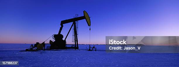 Banner Di Olio Pumpjack Panoramica Invernale - Fotografie stock e altre immagini di Pompa di estrazione petrolifera - Pompa di estrazione petrolifera, Alberta, Ambientazione esterna