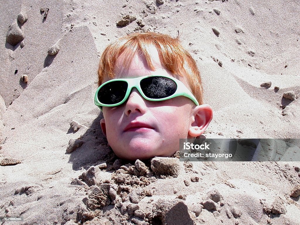 Burried в песок - Стоковые фото Песок роялти-фри