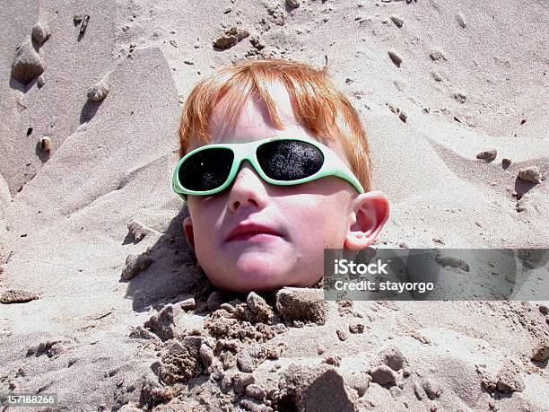 Burried В Песок — стоковые фотографии и другие картинки Песок - Песок, Ребёнок, Похороненный