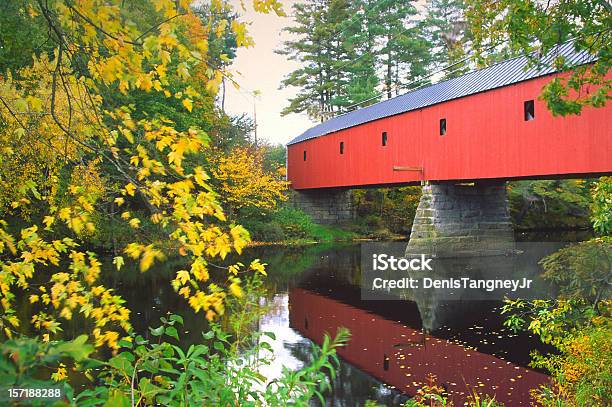 Sawyers Przejście Kryty Most W New Hampshire - zdjęcia stockowe i więcej obrazów Architektura - Architektura, Czerwony, Część rośliny