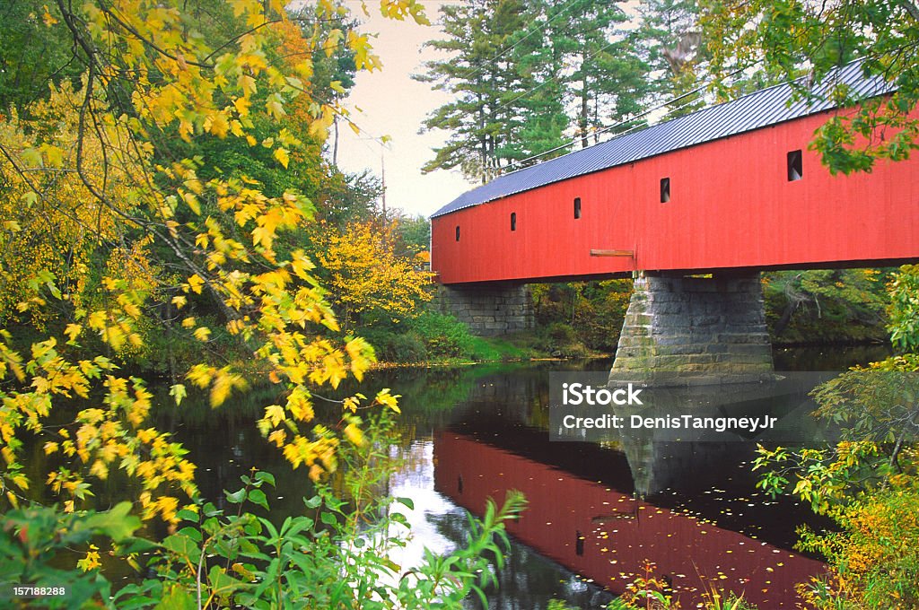 Sawyer cruzando a ponte coberta em New Hampshire - Foto de stock de Arbusto royalty-free