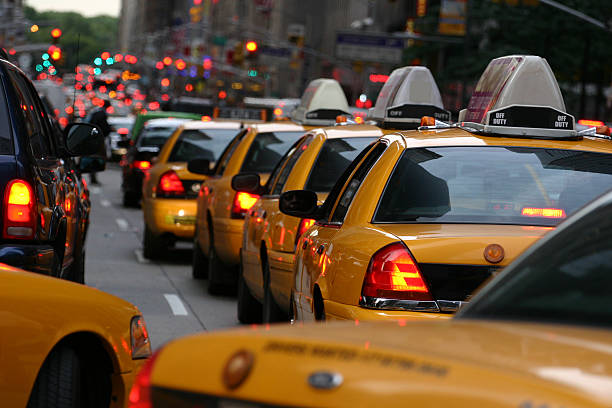 taxi row auf 5.avenue - taxi new york city traffic busy stock-fotos und bilder