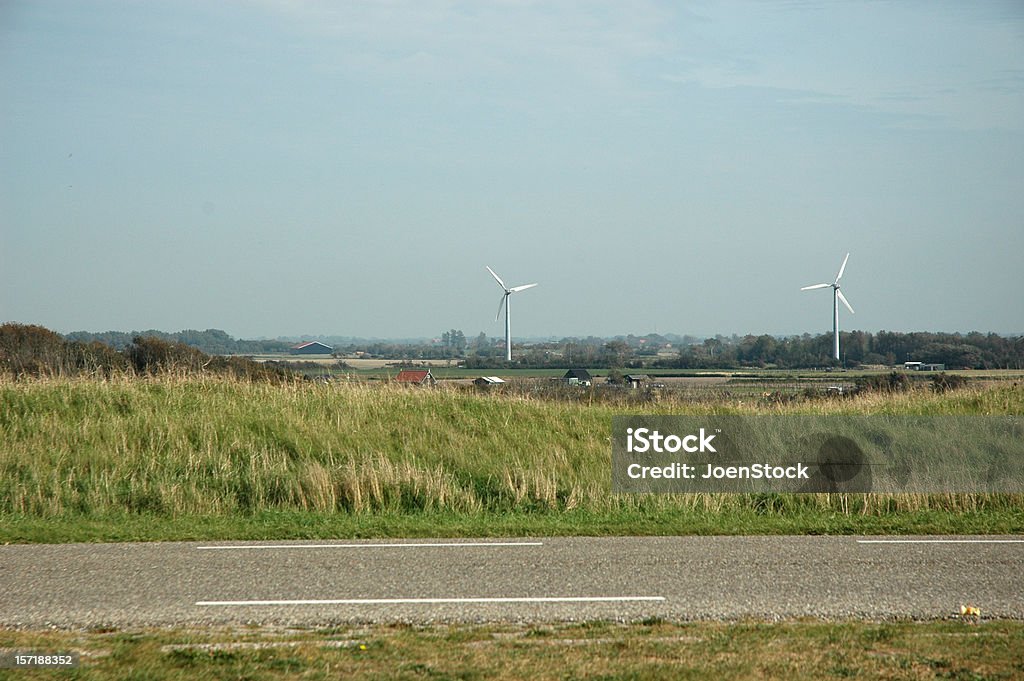 Straße und Windmühlen Windturbinen - Lizenzfrei Straßenverkehr Stock-Foto