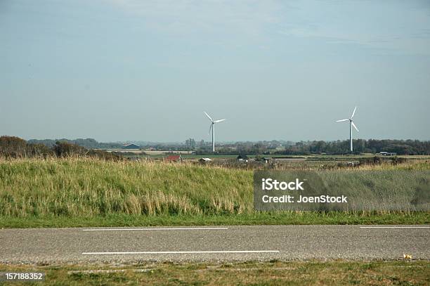 Straße Und Windmühlen Windturbinen Stockfoto und mehr Bilder von Straßenverkehr - Straßenverkehr, Agrarbetrieb, Anhöhe