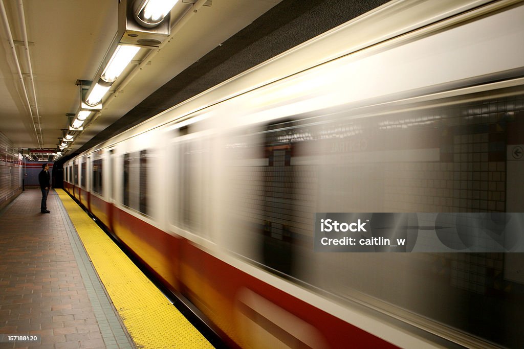 Метро поезд в движении - Стоковые фото Горизонтальный роялти-фри