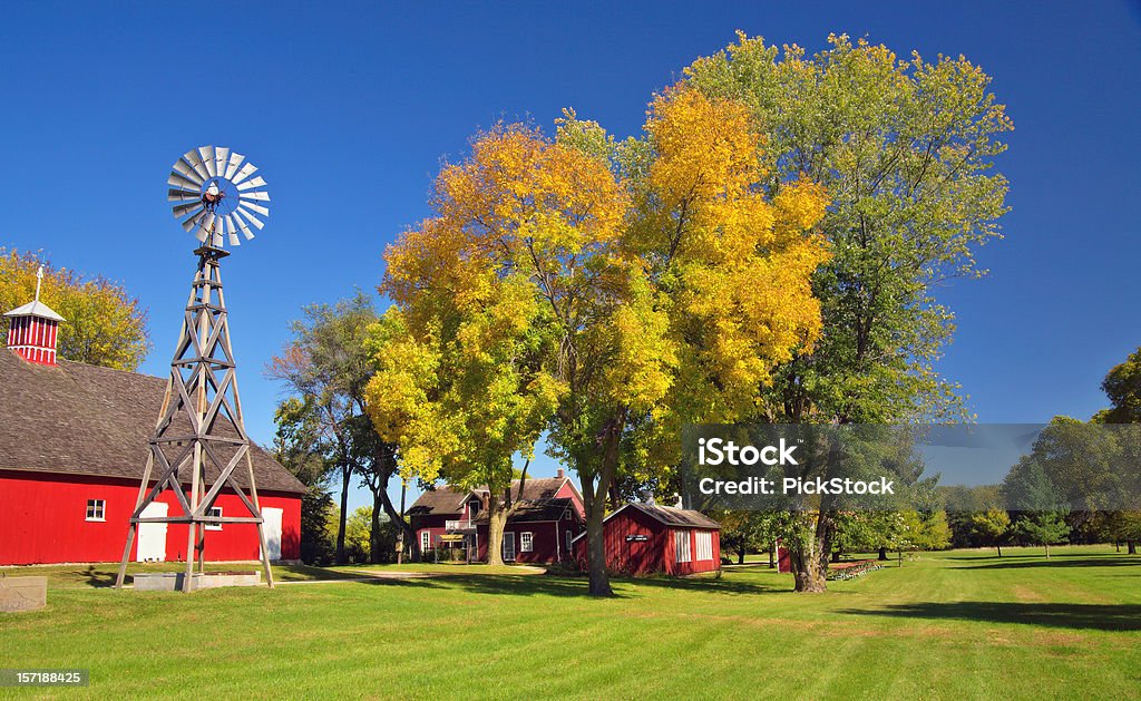 Moinho de vento situado na antiga fazenda - Foto de stock de Iowa royalty-free