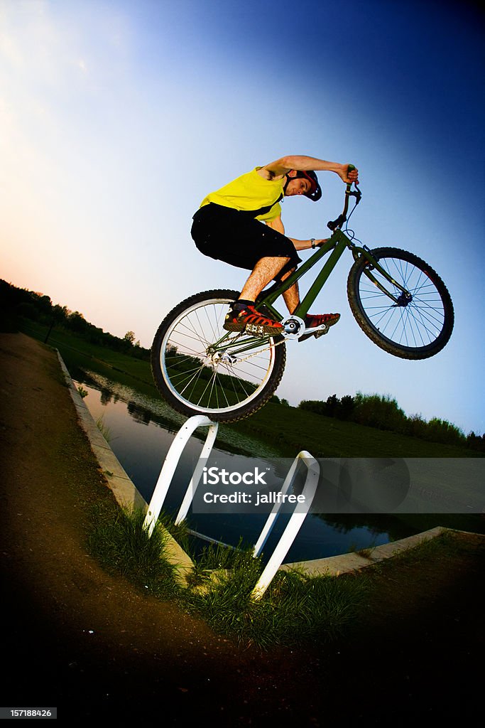 Ciclismo de montaña extrema salto de agua - Foto de stock de Mountain Bike libre de derechos