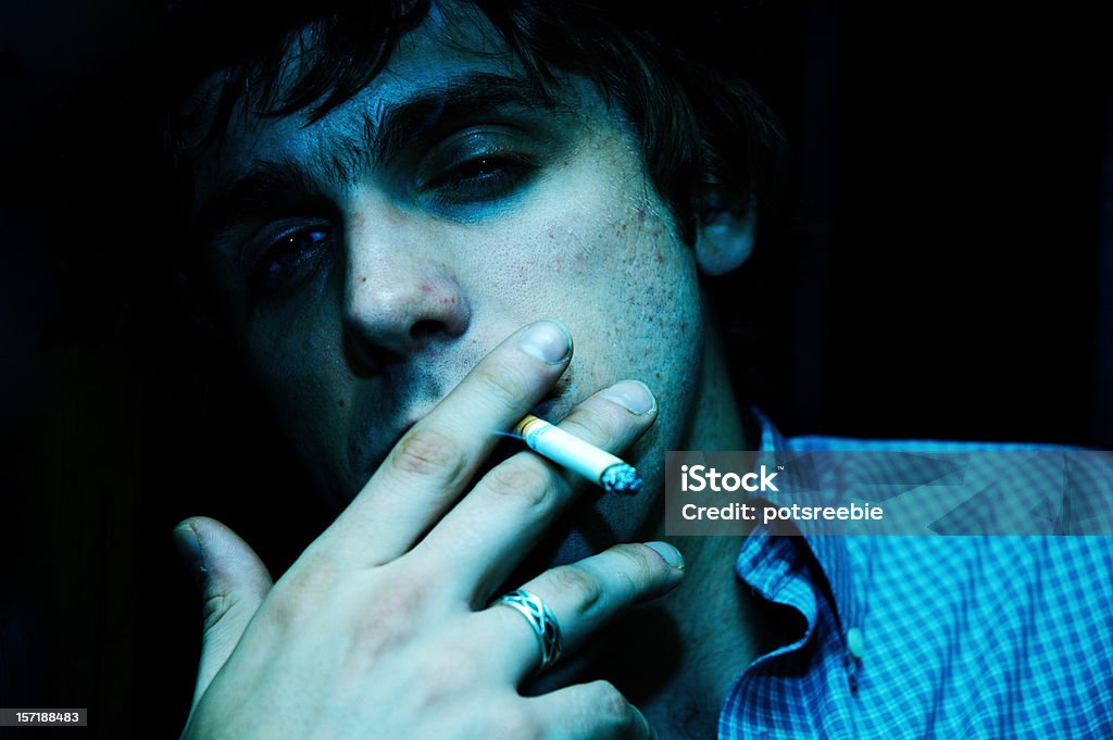 Junger Mann Rauchen - Lizenzfrei Abgas Stock-Foto