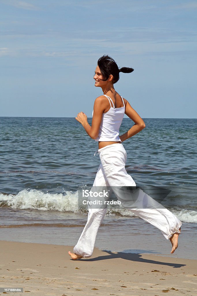 Mulher vai em uma praia - Foto de stock de Adulto royalty-free