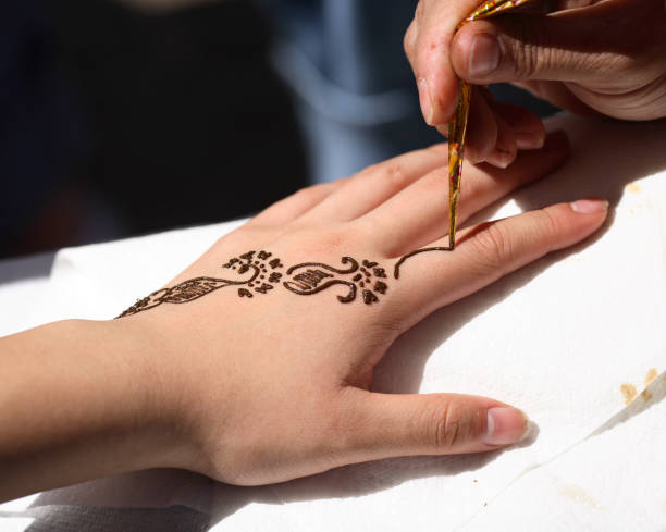 auftragen henna für einem abwaschbaren tattoo - hennatätowierung stock-fotos und bilder