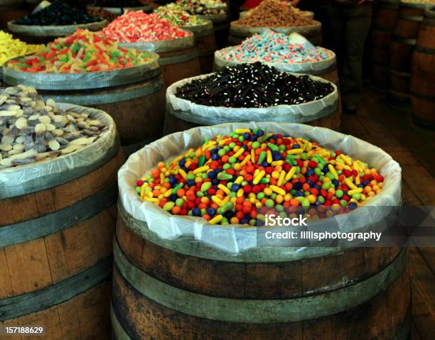 Cukiernia Beczki Jelly Bean Cukierki - zdjęcia stockowe i więcej obrazów Cukierek lukrecjowy - Cukierek lukrecjowy, Sklep, Cukierek