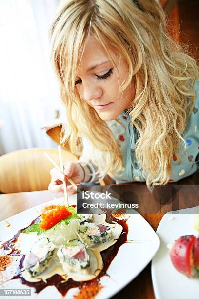 Biondo Ragazza Guardando Un Piatto Di Sushi - Fotografie stock e altre immagini di Abbigliamento casual - Abbigliamento casual, Abbondanza, Adulto