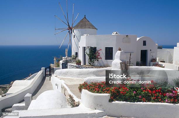 Photo libre de droit de Bâtiment Actionné Par Le Vent Et Vue Sur La Mer Le Célèbre Village Doia Santorin Grèce banque d'images et plus d'images libres de droit de Admirer le paysage