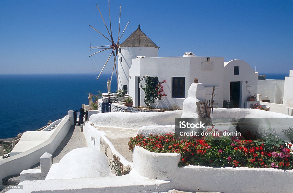 Mulino a vento e vista mare, famoso villaggio di Oia, sull'isola di Santorini, Grecia - Foto stock royalty-free di Ambientazione esterna