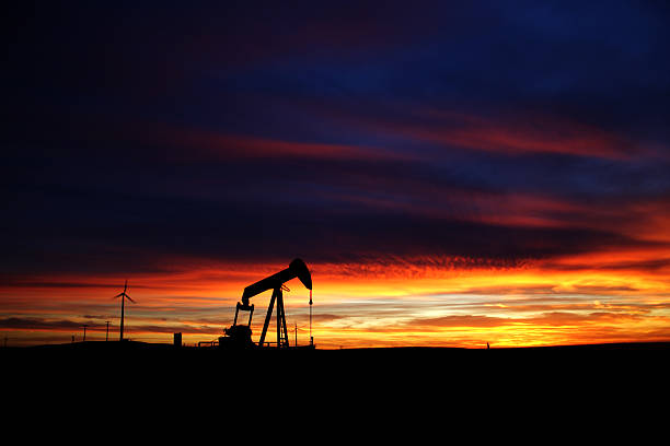 Pôr-do-sol Poço de Petróleo - foto de acervo