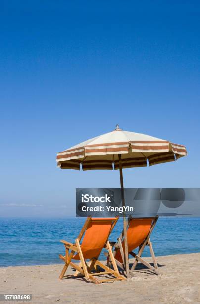 Dos Sillas Y Sombrilla En La Playa De Mar Para Vacaciones Tropicales Foto de stock y más banco de imágenes de Azul