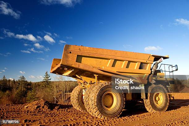 Autocarro Ribaltabile - Fotografie stock e altre immagini di Industria mineraria - Industria mineraria, Attrezzatura edilizia, Autocarro ribaltabile