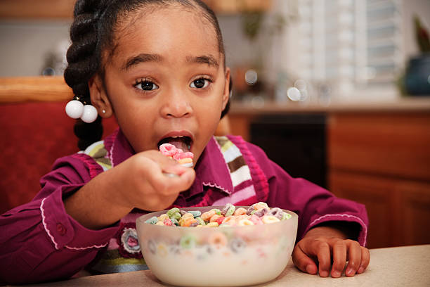 dziewczynka jedzenie roślin zbożowych - preschooler african ethnicity little girls child zdjęcia i obrazy z banku zdjęć