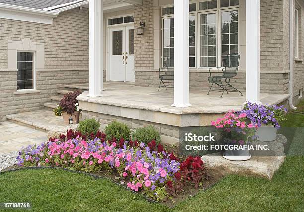 Veranda Mit Blumen Stockfoto und mehr Bilder von Herrenhaus - Herrenhaus, Fenster, Schönheit