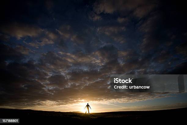 Hombre En El Horizonte Foto de stock y más banco de imágenes de Adulto - Adulto, Aire libre, Azul