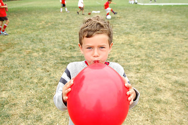 red globo - balloon blowing inflating child fotografías e imágenes de stock