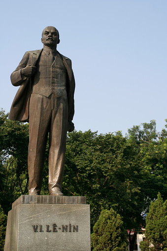 Tiraspol, Transnistria, Moldova : Monument to Lenin in front of the Transnistrian government building.