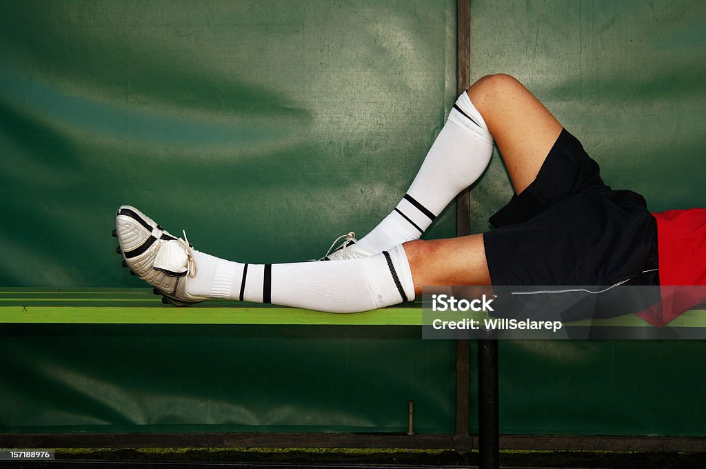 Fußball-Spieler, der sich auf der Bank - Lizenzfrei Ersatzbank Stock-Foto