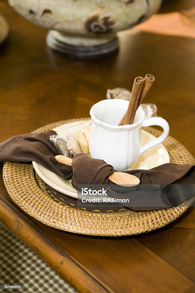 Cinnamon se pegue en una taza - Foto de stock de Bebida libre de derechos