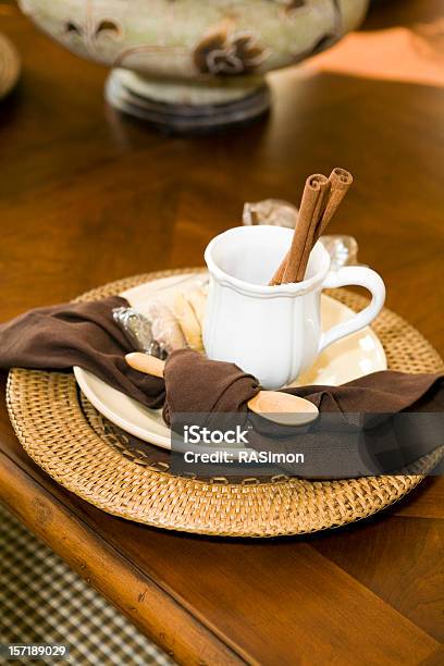 Cinnamon Se Pegue En Una Taza Foto de stock y más banco de imágenes de Bebida - Bebida, Canela - Especia, Cocina doméstica