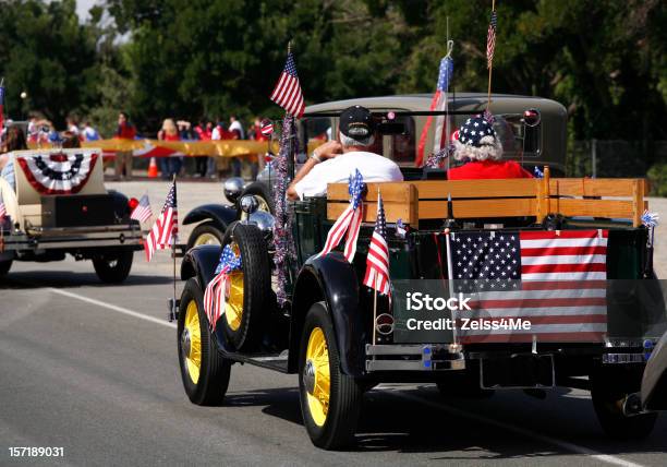 Antique Car In 4 Luglio Parade - Fotografie stock e altre immagini di Sfilata - Sfilata, 4 Luglio, Veterano di guerra