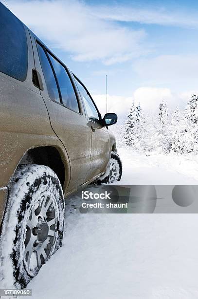 Geländewagen Im Schnee Stockfoto und mehr Bilder von Winter - Winter, Erforschung, Farbbild