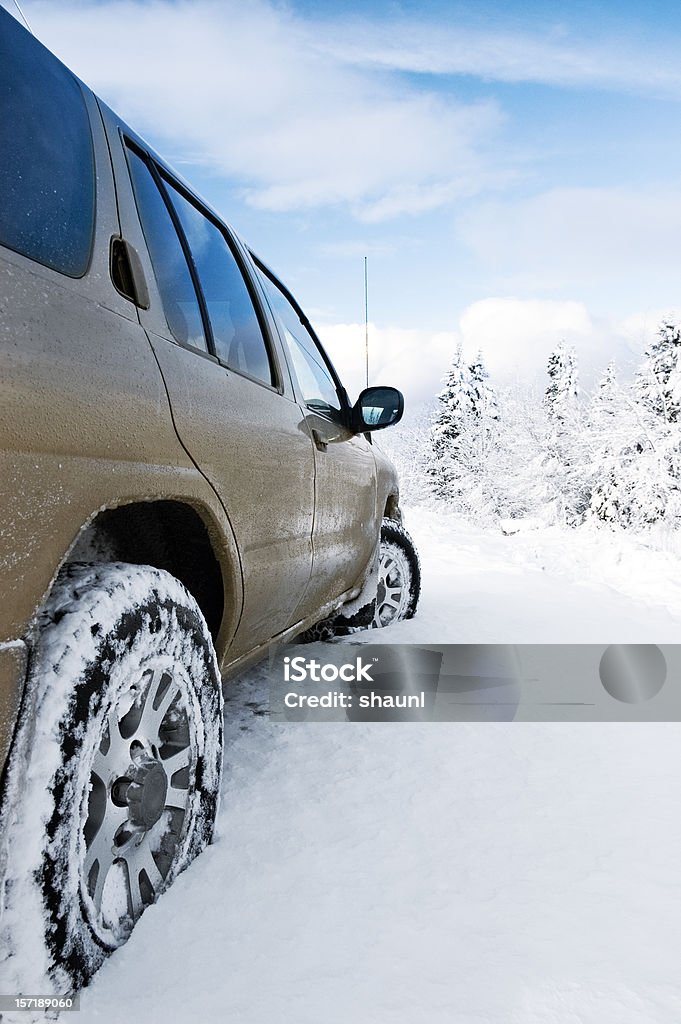 Внедорожник в снегу - Стоковые фото Зима роялти-фри