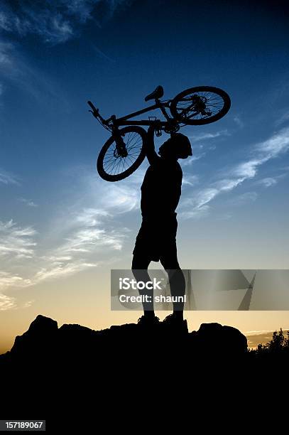 Mountain Mountainbiken Stockfoto und mehr Bilder von Aktiver Lebensstil - Aktiver Lebensstil, Anhöhe, Aufnahme von unten