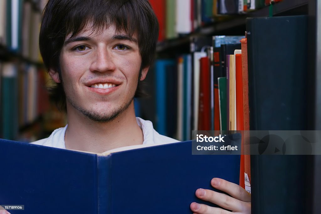 College la biblioteca - Foto de stock de Estudiante de universidad libre de derechos