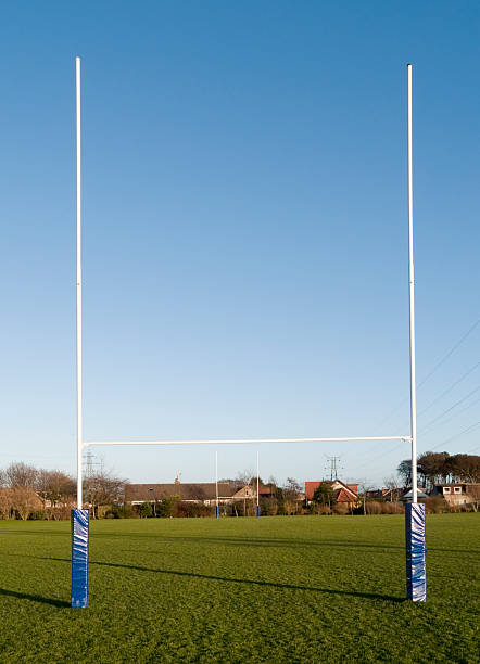 rugby goalpost do parque - rugby wooden post goal post rugby post - fotografias e filmes do acervo