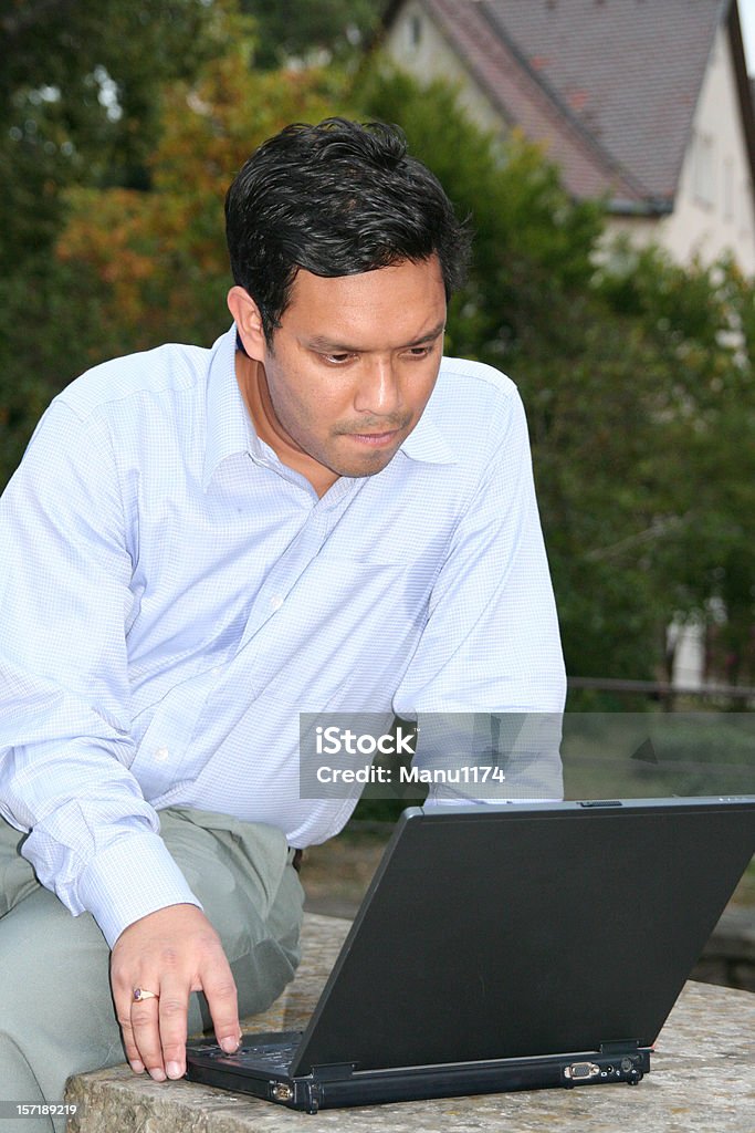 Concentré homme travaillant sur son ordinateur portable - Photo de Affaires libre de droits
