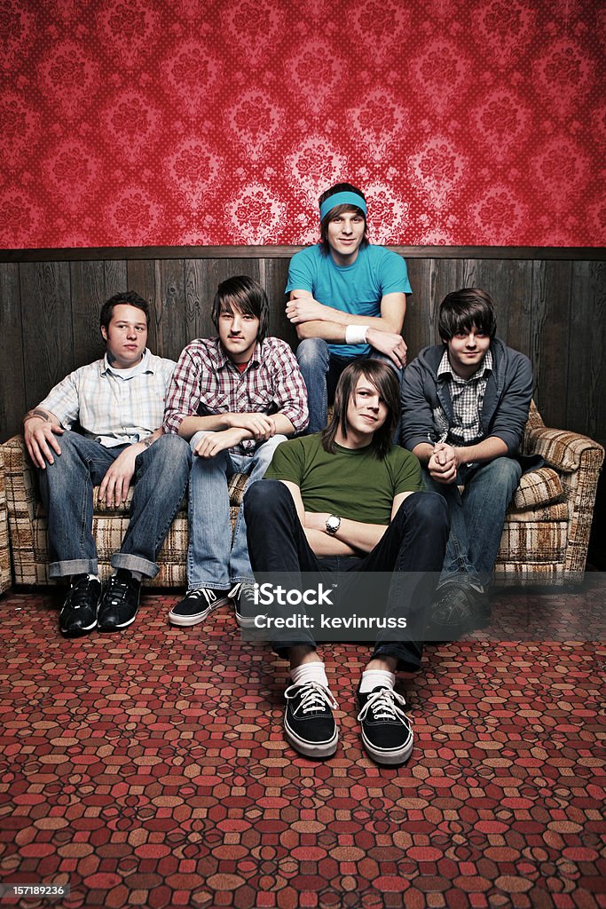 Verticale gruppo di uomini seduti in vivace stile camera - Foto stock royalty-free di Gruppo di persone