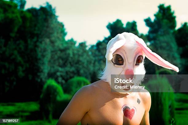 Chase Il White Rabbit - Fotografie stock e altre immagini di Costume da coniglietto - Costume da coniglietto, Uomini, Adulto