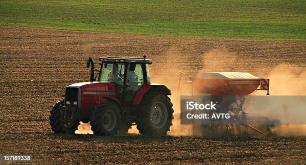 Ciągnika Na Pola Dustym - zdjęcia stockowe i więcej obrazów Machinery - Machinery, Gospodarstwo, Odchody zwierzęce