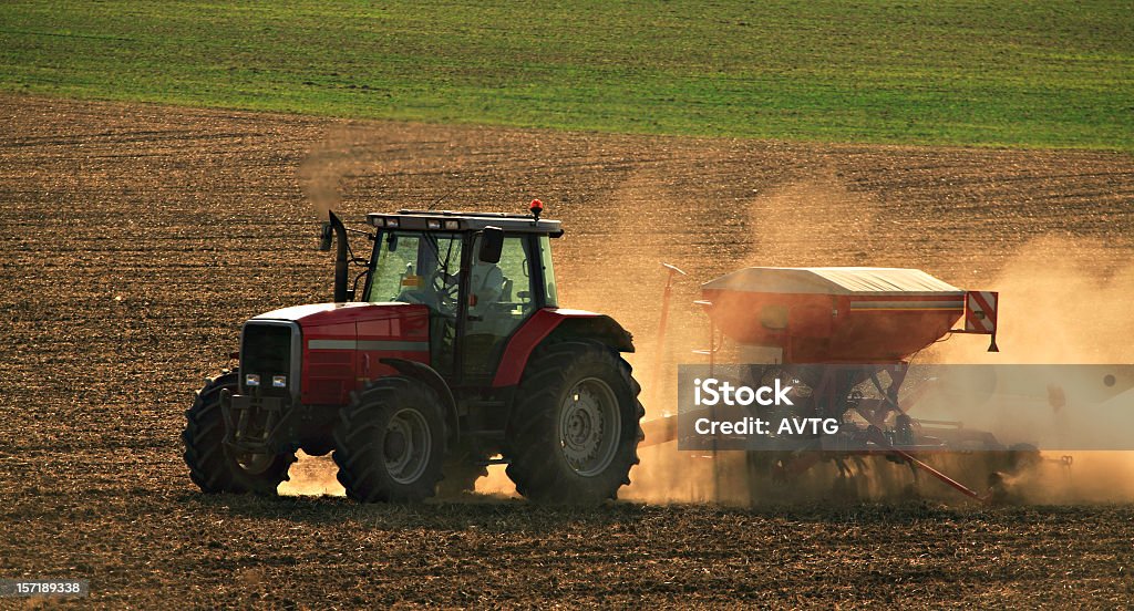 Трактор на поле Dusty - Стоковые фото Machinery роялти-фри